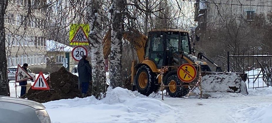 Для устранения коммунальной аварии в Серове перекрывали тротуар по улице Карла Маркса