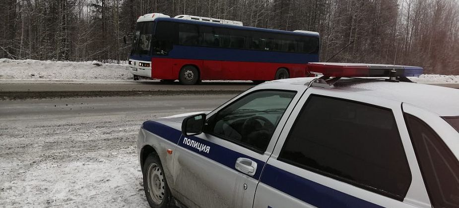 Инспекторы ГИБДД Серова проверяют автобусы