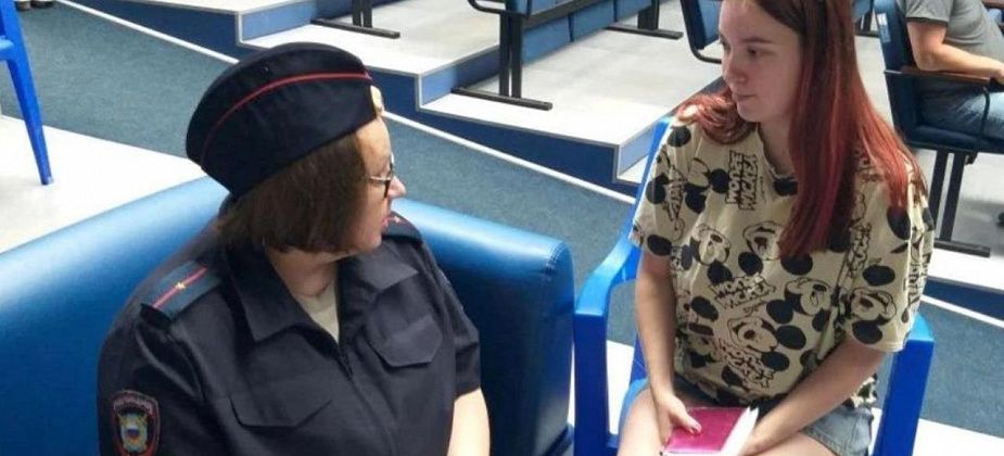 Полиция Серова приняла участие в ярмарке вакансий