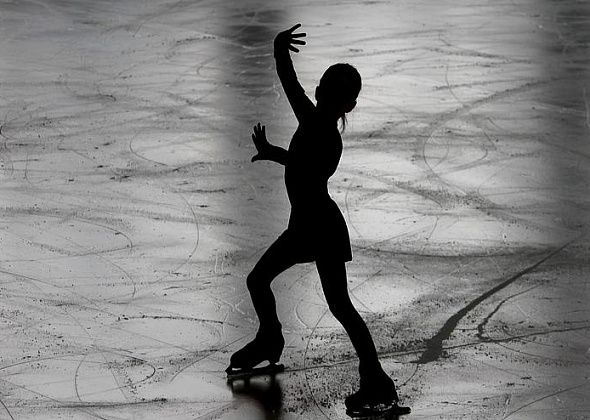 Благодаря программе "Лед детям", детсадовцы из Серова учатся кататься на коньках