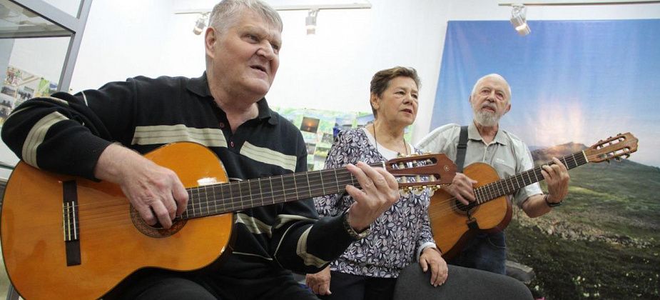 Четыре гитары и три десятка голосов. В музее звучали туристические песни и байки из походов