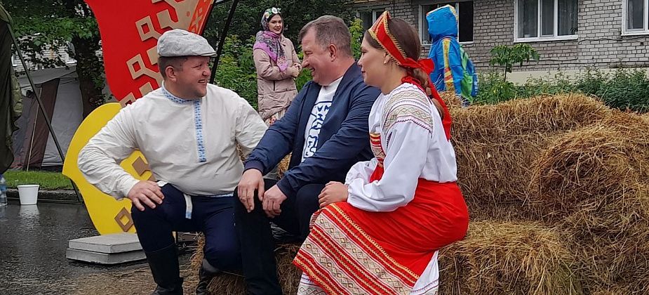 Праздничные хлопоты. Мэр города совершил деловую прогулку по «Серовскому Арбату»