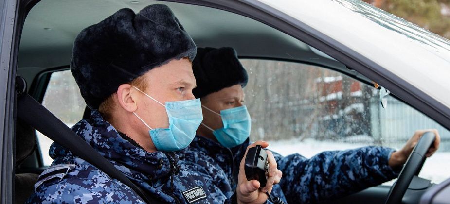 В Серове росгвардейцы задержали подозреваемого в грабеже. Он похитил 2 бутылки коньяка и попытался скрыться на такси, а потом бегом