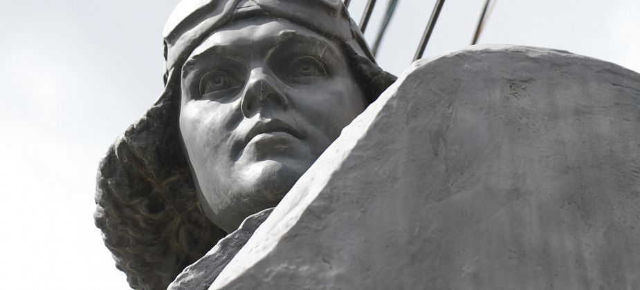 Отлит из бронзы, установлен на граните