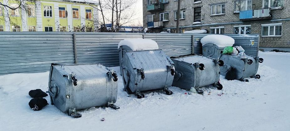 "Кто прибирает контейнерную площадку?" В Серове перевернули мусорные контейнеры, стоявшие на дороге, ведущей во двор