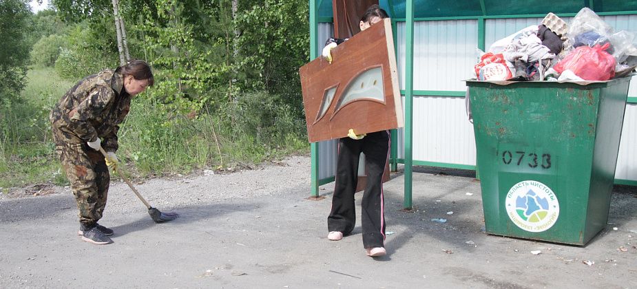 “Чтобы порядок был, нужно начать с себя”. Кто и как убирает мусор с контейнерных площадок в Серове?