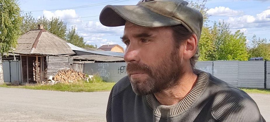 Бывший зэк, а ныне БОМЖ, попрошайничает у магазинов. Он хочет вернуться в Воркуту