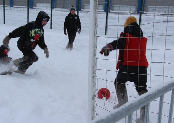 В Серове прошел турнир по валенкоболу. Победила команда школы №9