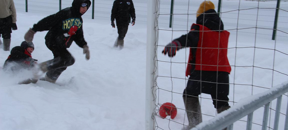 В Серове прошел турнир по валенкоболу. Победила команда школы №9