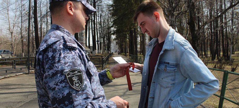 Полицейские и росгвардейцы раздали серовчанам георгиевские ленты