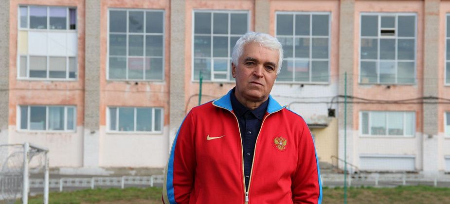 "Я на этом стадионе 45 лет". Тренер Спортшколы Леонид Терентьев может стать Почетным гражданином