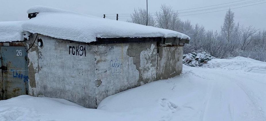 Несанкционированная свалка мусора образовалась в гаражах на Первом разъезде