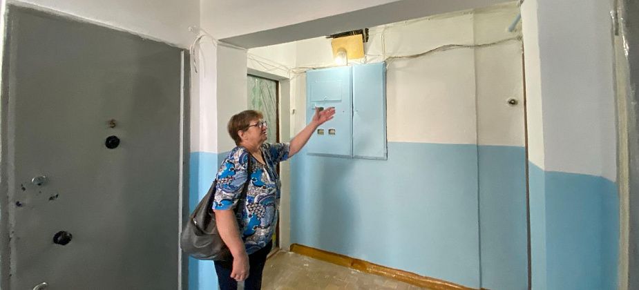 "Заходишь в подъезд и стыдно". В Серове пенсионеры высказывают нарекания к ремонту