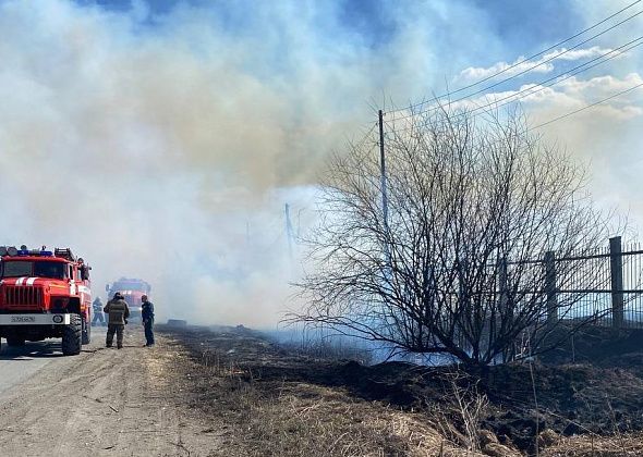 В Серове огнеборцы тушат пожар на территории промплощадки