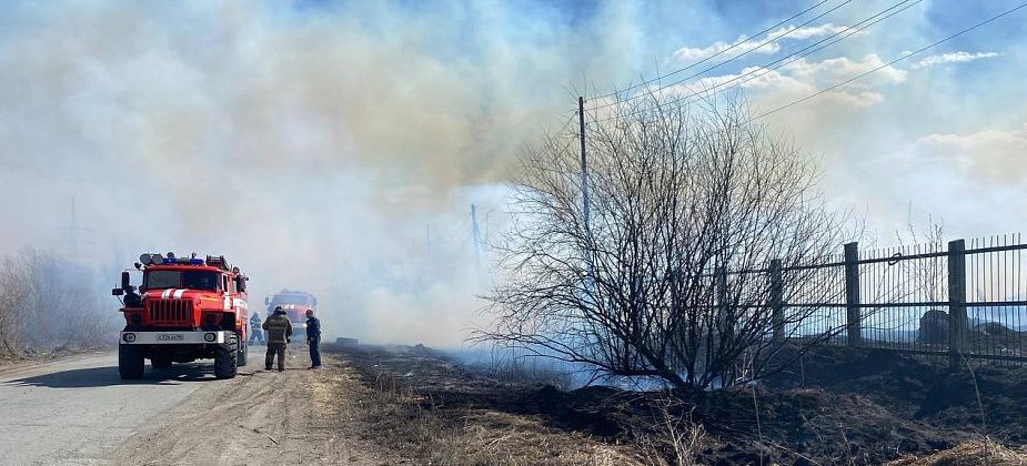 В Серове огнеборцы тушат пожар на территории промплощадки