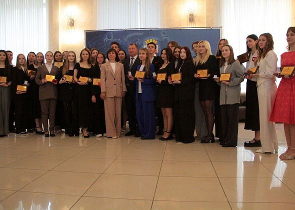 “Нам нужны ваши знания, чтобы город хорошел”. Выпускникам серовских школ вручили медали