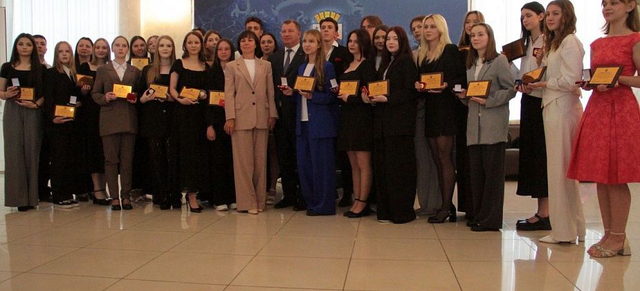 “Нам нужны ваши знания, чтобы город хорошел”. Выпускникам серовских школ вручили медали