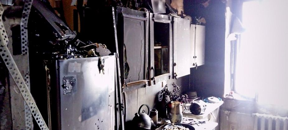Молодая мать с маленькими детьми осталась без денег и одежды - все сгорело в пожаре. Семье нужна помощь