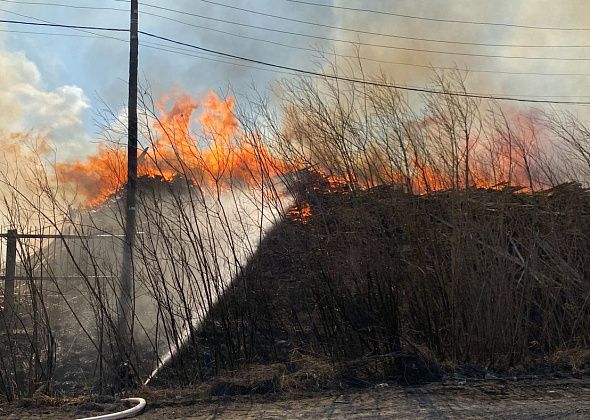 В Серове огонь уничтожил деревообрабатывающее предприятие 