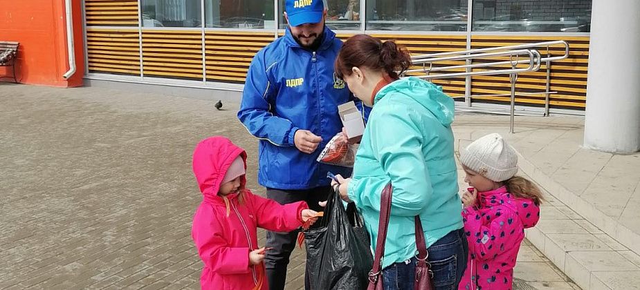Члены ЛДПР раздавали георгиевские ленточки на улицах Серова