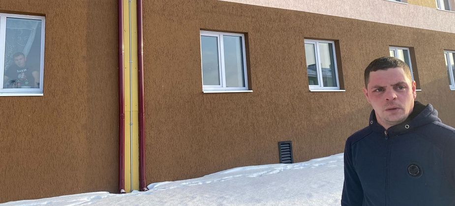 В Серове отремонтировали квартиру в доме для детей-сирот, где появилась плесень. Жильцу подарили канистру «Антиплесени»