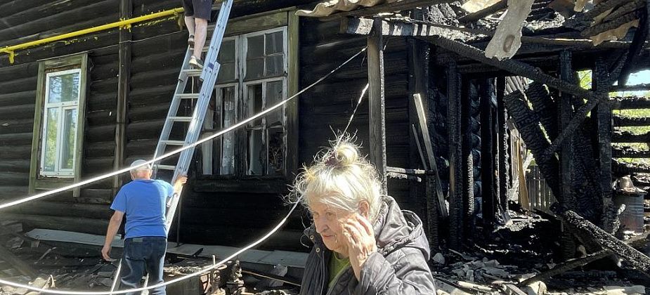 "С первого этажа огонь и аж до следующего этажа!" Погорельцам с улицы Льва Толстого нужна помощь 