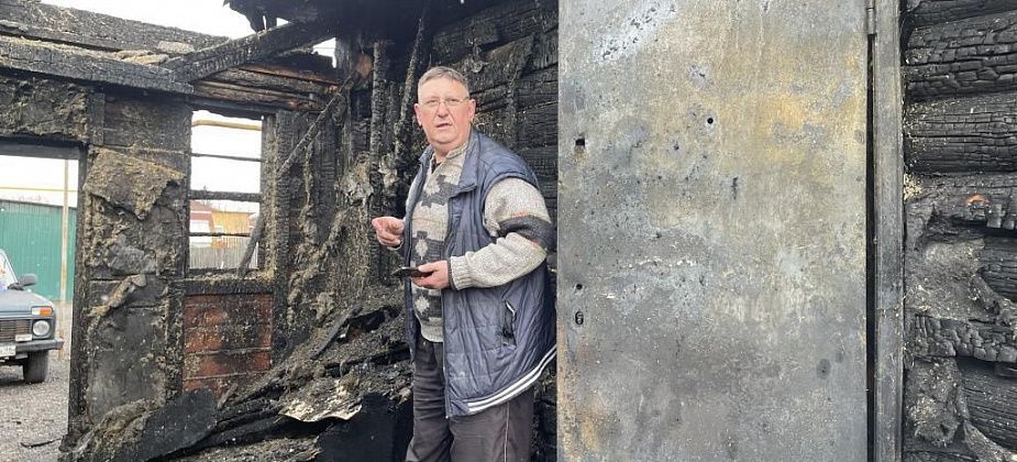 “Начали тушить, а оно все больше разгорается”. Серовчане и кот Фунтик остались без крыши над головой