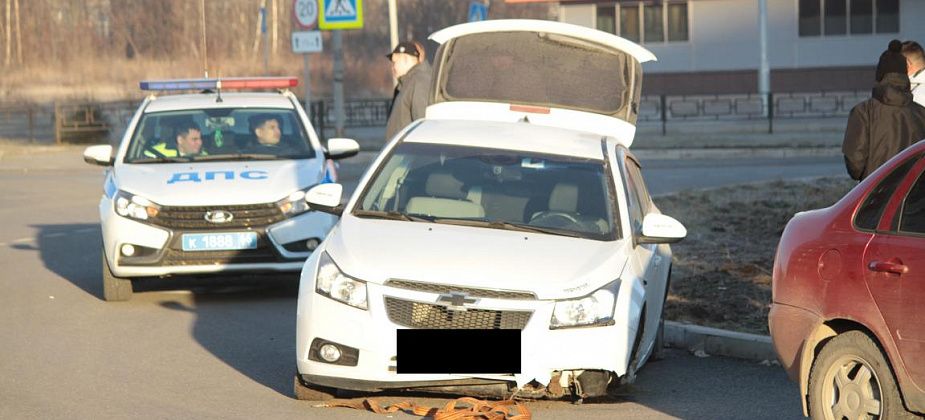 В Серове на «кольце» у автомобиля вырвало колесо