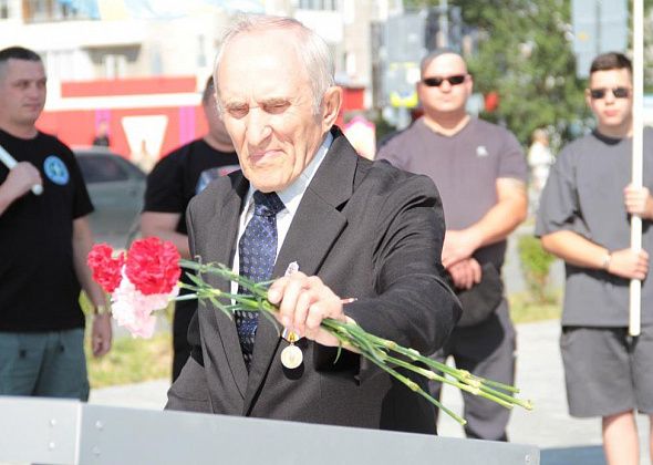 В день ВВС серовчане возложили цветы к самолету