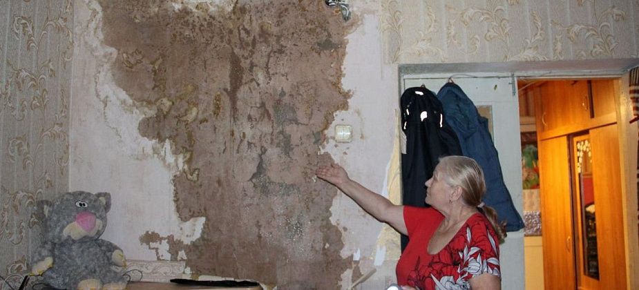 Капитально топит. Протечка в кровле 20 лет не дает спокойно жить серовчанке. Не помог и ремонт