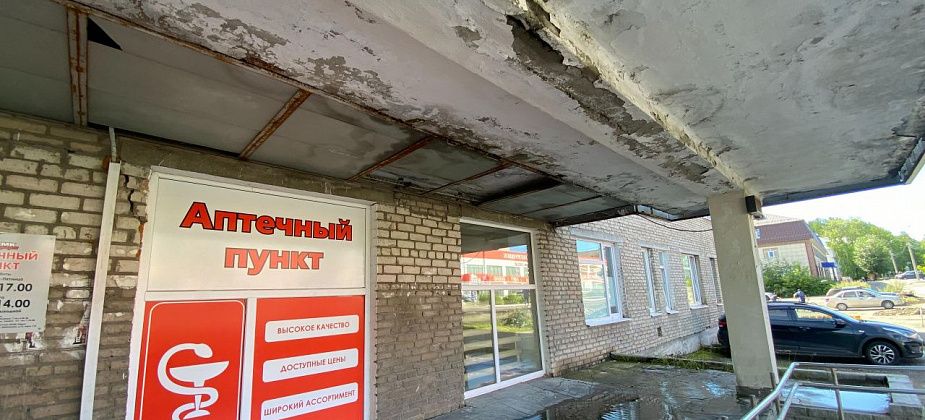 Серовчане пожаловались на лужу перед входом в поликлинику