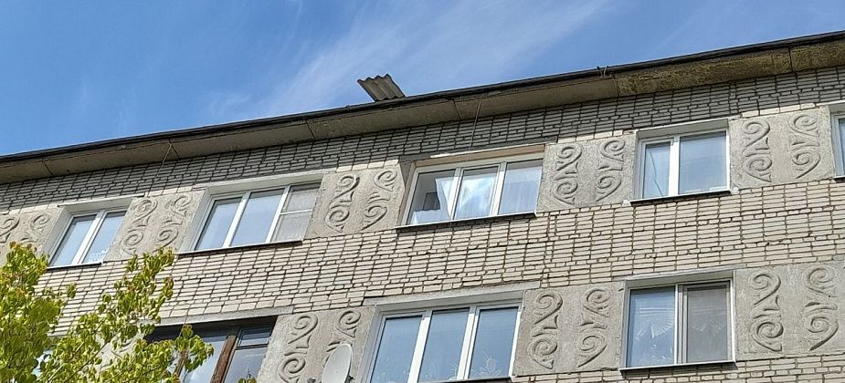 Серовчане испугались возможного падения куска шифера с крыши их дома