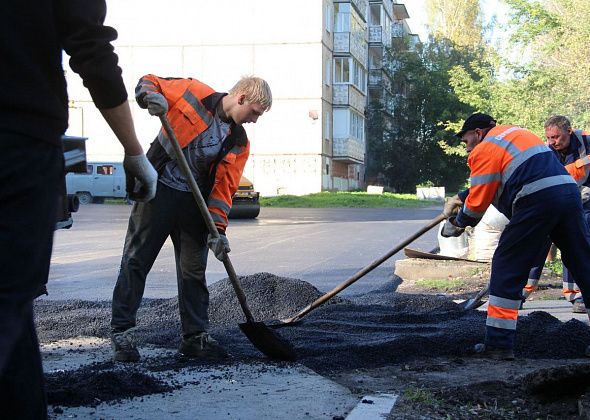 В этом году на дороги Серова высыпали 10,6 тысячи кубометров шлакового щебня