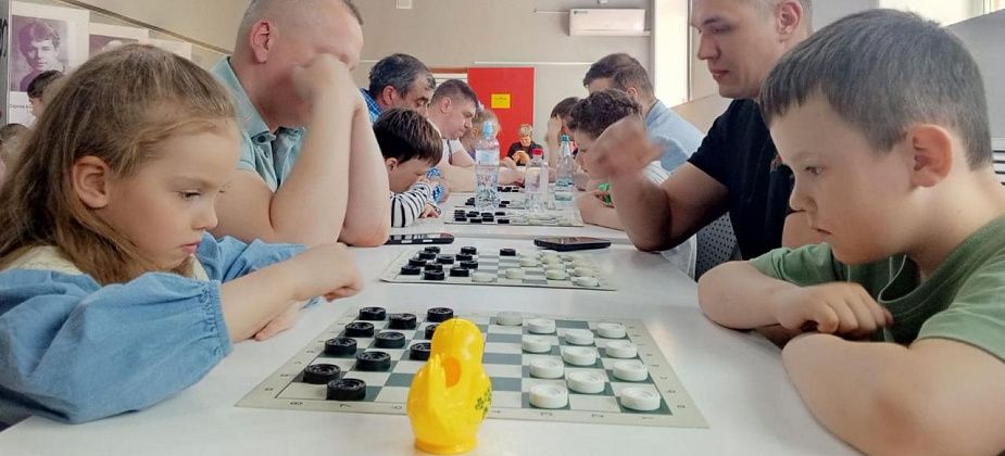 В центральной библиотеке Серова прошел шашечный турнир «Победный ход»