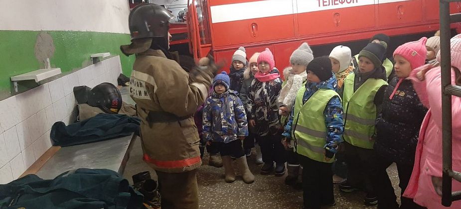 Перед новогодними каникулами серовские школьники пришли на экскурсию в пожарную часть