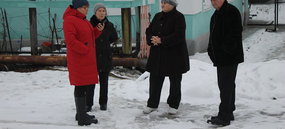 Проблемы жителей дома по улице Пристанционной решены: "Заизолировали трубы и кучу земли разгребли"