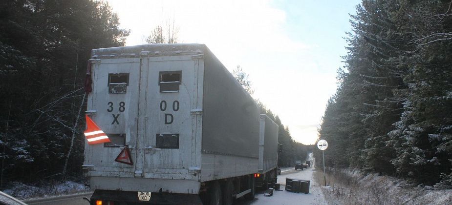 Тягач "Вольво" на трассе перед “Талисманом” стоит почти неделю. Водитель говорит, помощь прибудет завтра