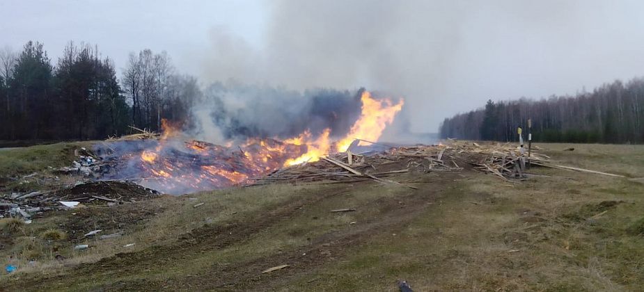 На 2-й Молочной в Серове опять сжигают горбыль