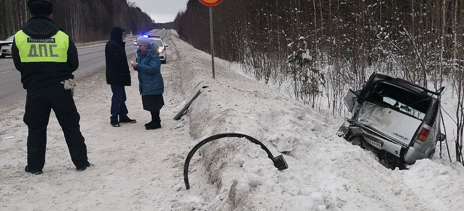 На трассе под Серовом в результате неудачного обгона столкнулись два внедорожника