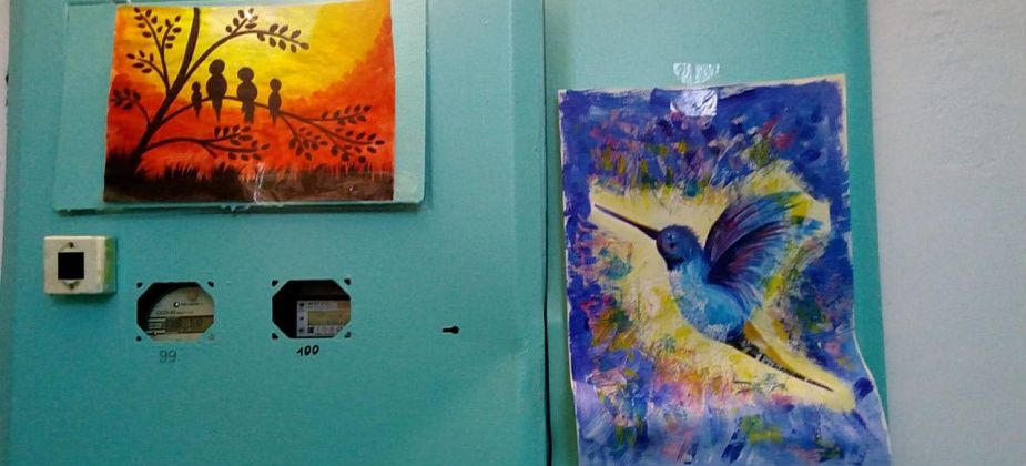 Рисунки неизвестного автора украсили подъезд дома в Серове