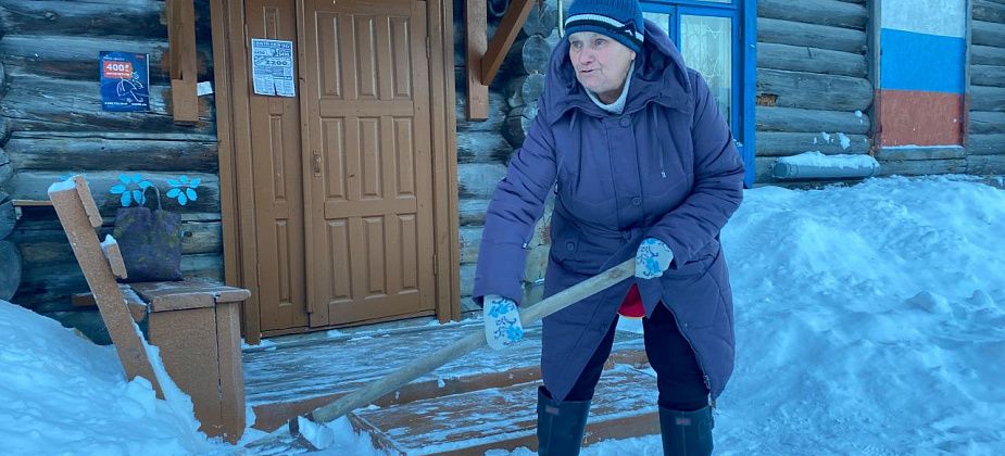 Мама ребенка-инвалида, пенсионерка и другие жители серовской двухэтажки самостоятельно убирают снег во дворе. Управляющая компания бездействует