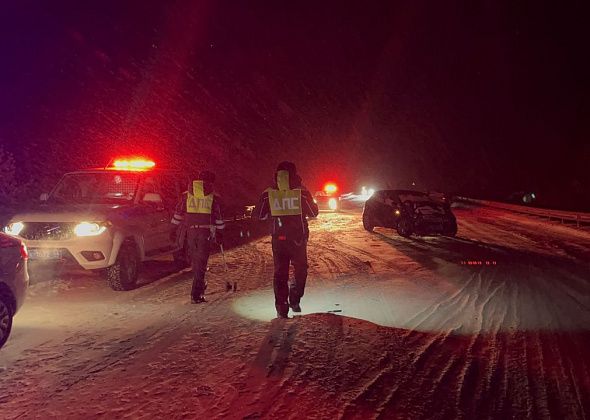 В Серовскую горбольницу доставили двоих детей, пострадавших в ДТП на трассе