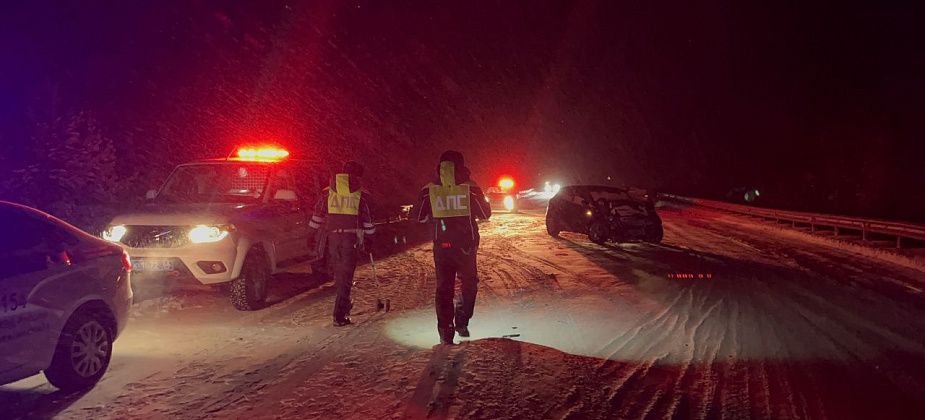 В Серовскую горбольницу доставили двоих детей, пострадавших в ДТП на трассе
