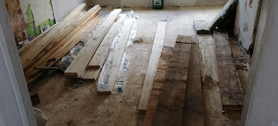 Прокуратура и Госжилинспекция обследовали дом, в котором живет одинокая мать с двумя детьми. Выявлены нарушения жилищного законодательства