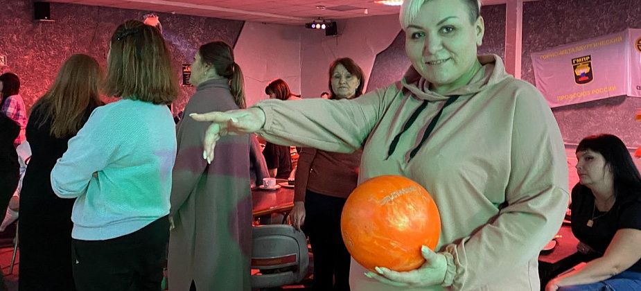 “Отдохнуть, пообщаться, повеселиться”  Работницы Серовского завода ферросплавов отметили День матери турниром по боулингу 
