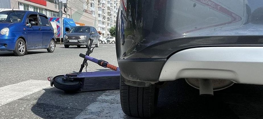 В Серове на пешеходном переходе столкнулись “Гранта” и двое детей на электросамокате