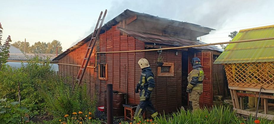 Ранним утром в Серове горела баня 