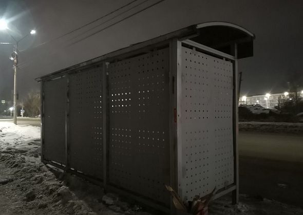 «Остановка-дуршлаг». В Серове началась замена стекол на металл на остановках, страдающих от вандалов
