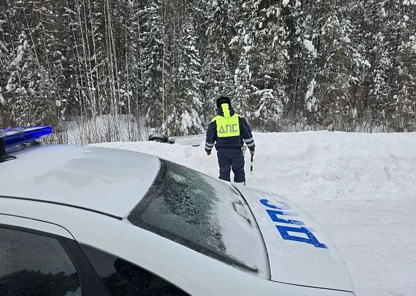 Под Серовом перевернулся автомобиль, который ехал из Екатеринбурга в Ивдель