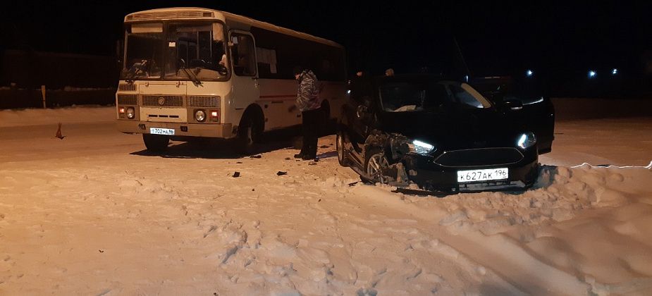 В Серове пассажирский автобус столкнулся с легковушкой